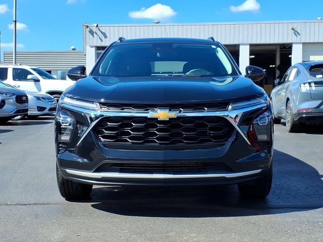 Used 2024 Chevrolet Trax LT w/ Driver Confidence Package FWD image 2