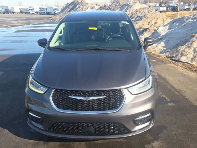 Used 2023 Chrysler Pacifica Touring-L image 6