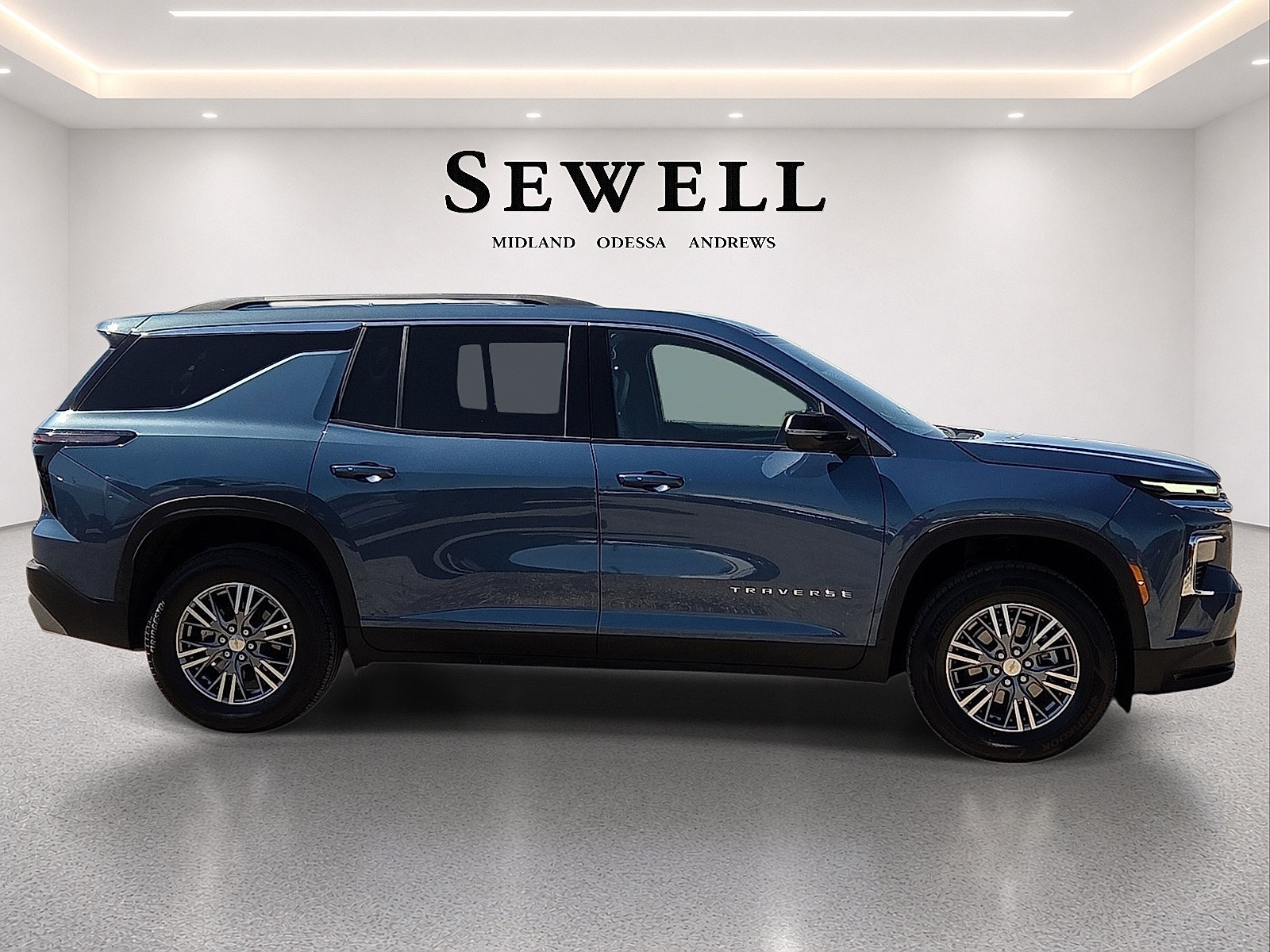 Used 2025 Chevrolet Traverse LT FWD image 5