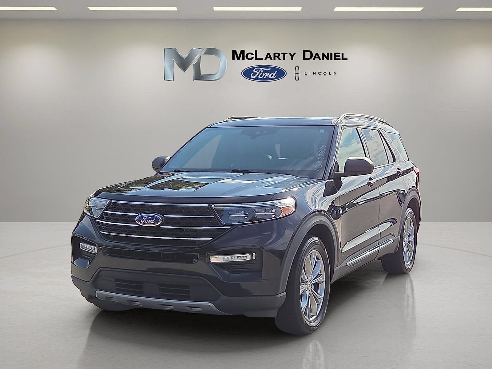 Certified 2020 Ford Explorer XLT w/ Equipment Group 202A AWD/4WD image 2
