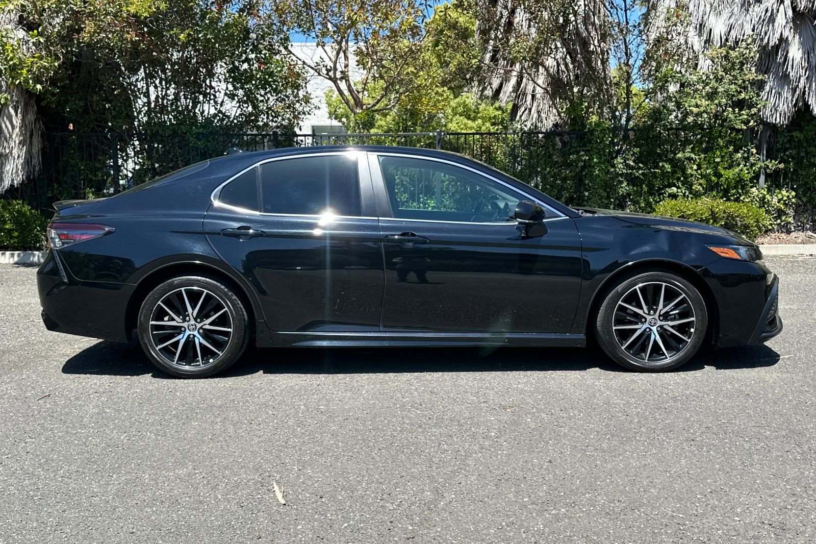 Used 2024 Toyota Camry SE w/ Audio Upgrade Package FWD image 2