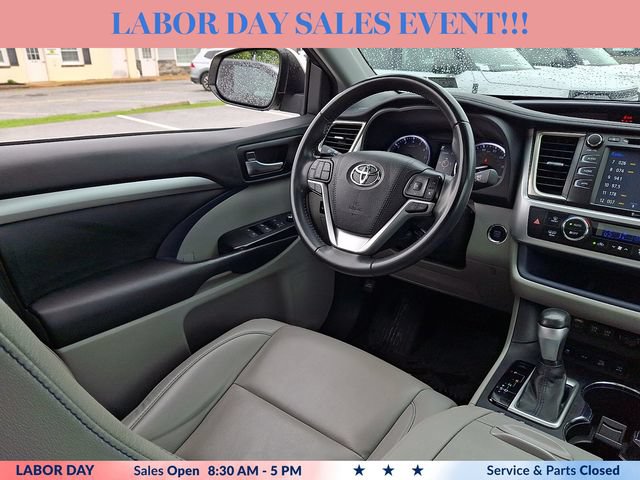 Used 2019 Toyota Highlander XLE AWD/4WD image 14