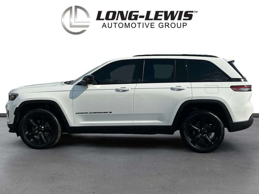 Used 2022 Jeep Grand Cherokee Altitude AWD/4WD image 2