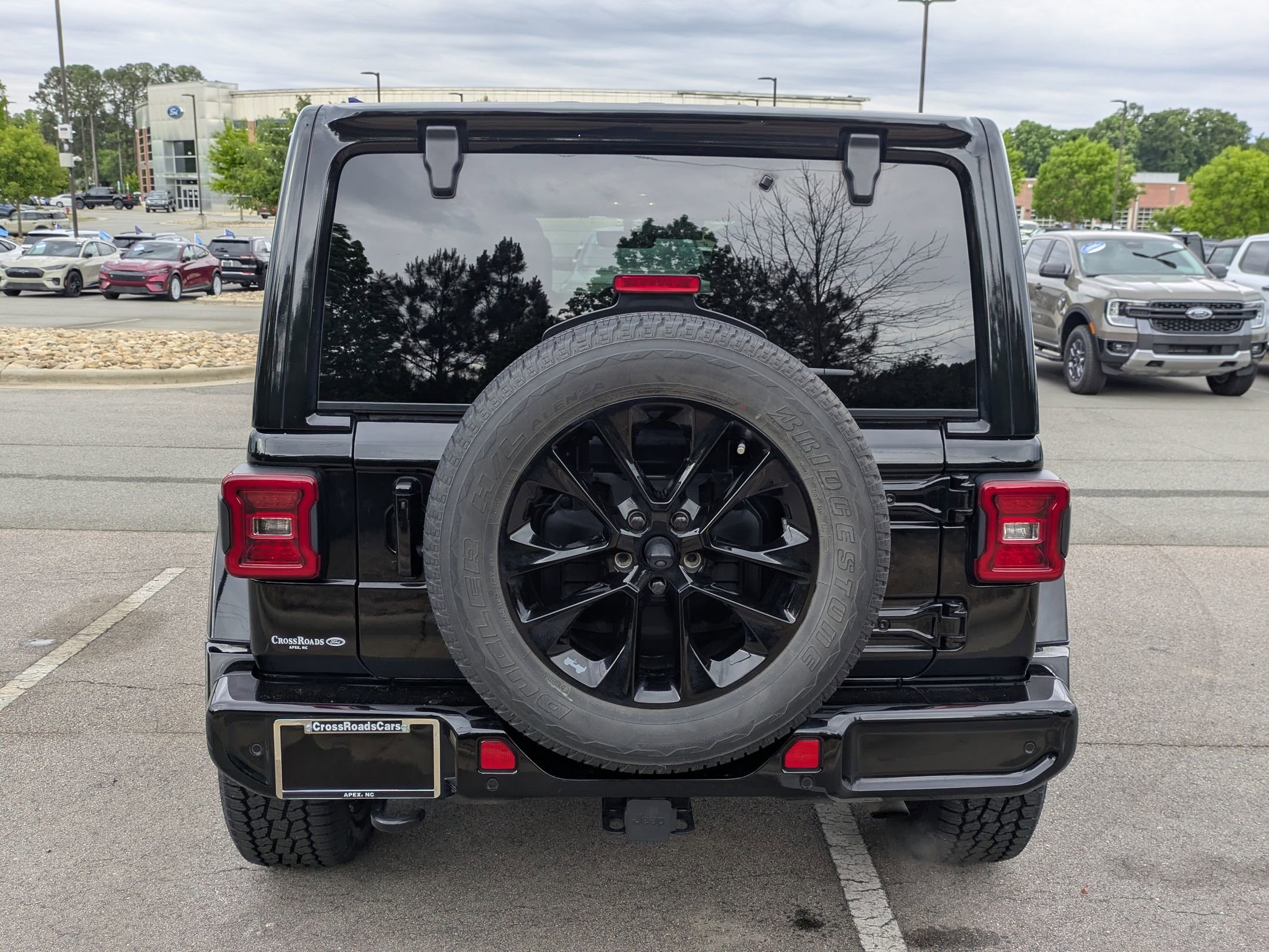 Used 2023 Jeep Wrangler Unlimited Sahara AWD/4WD image 5