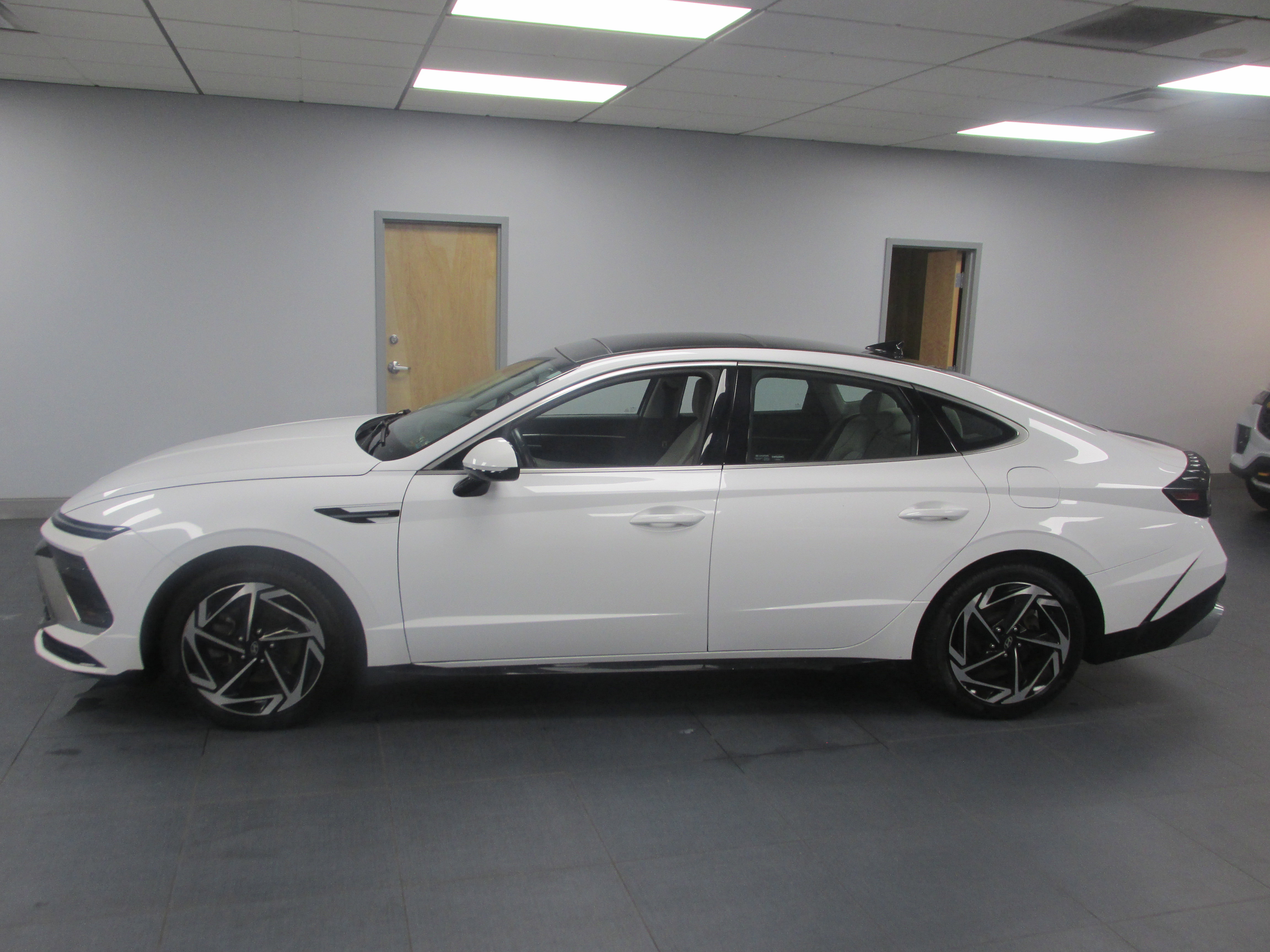 Used 2024 Hyundai Sonata SEL w/ Convenience Package FWD image 8