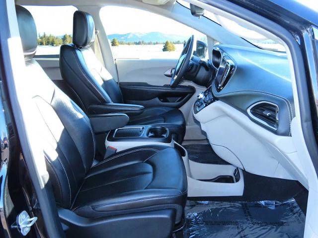Used 2024 Chrysler Pacifica Select image 21