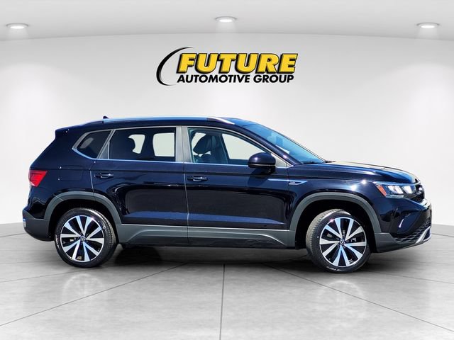 Used 2022 Volkswagen Taos SE w/ Panoramic Sunroof Package FWD image 3