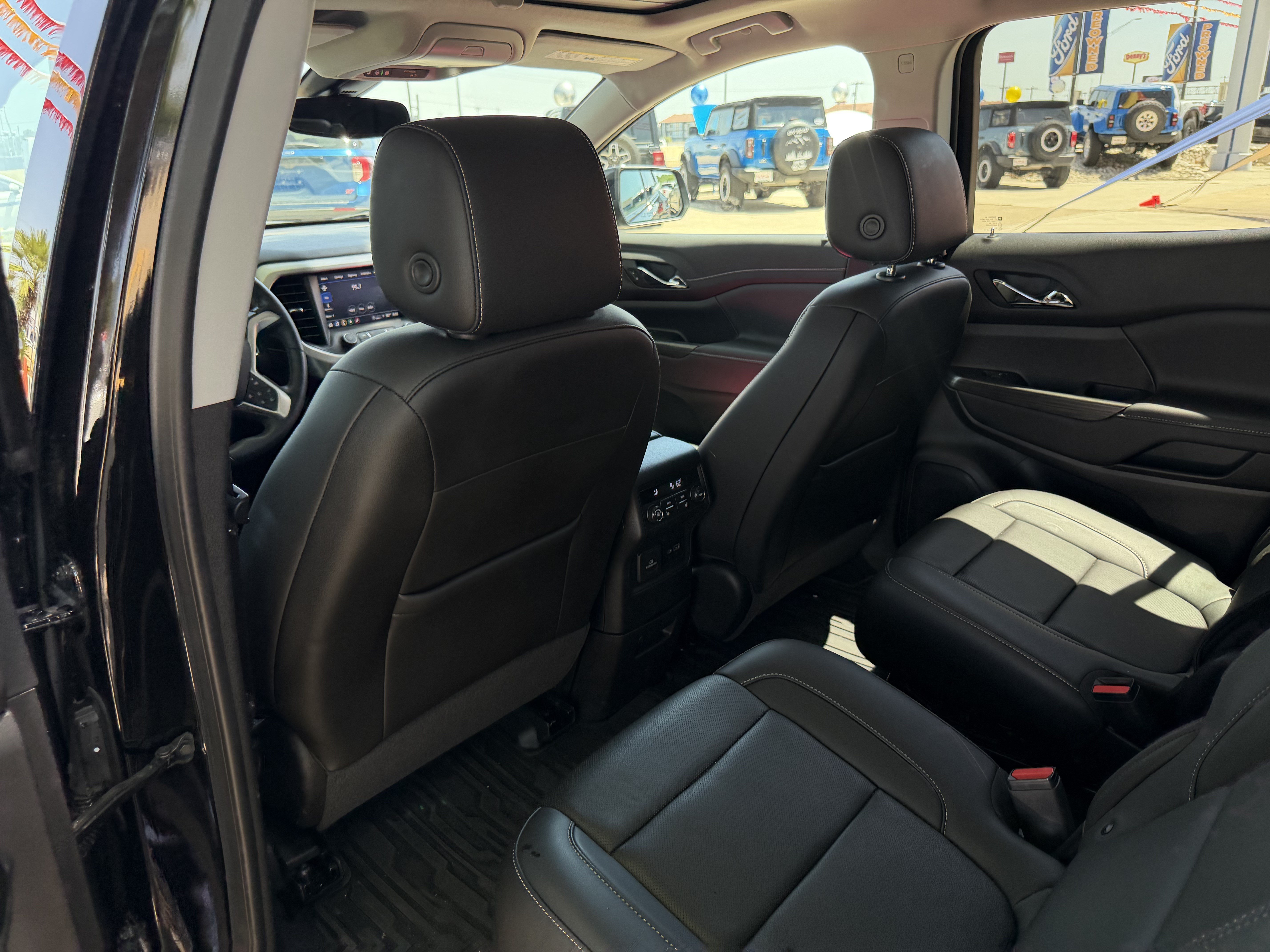 Used 2023 GMC Acadia SLT w/ Elevation Edition FWD image 13