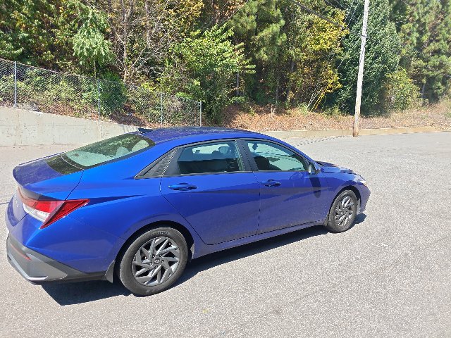 Used 2024 Hyundai Elantra SEL FWD image 3