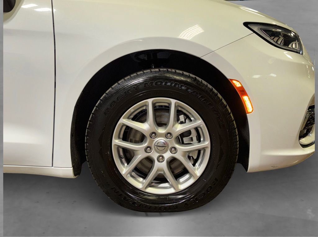 Used 2024 Chrysler Pacifica Touring-L image 18