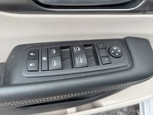 Used 2024 Chrysler Pacifica Touring-L image 21