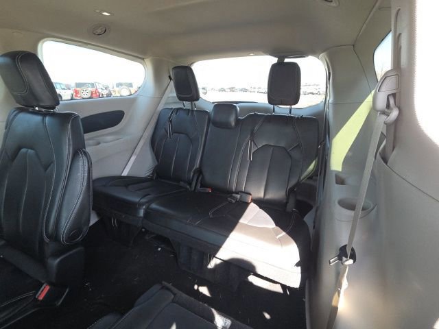 Used 2023 Chrysler Pacifica Touring-L image 18