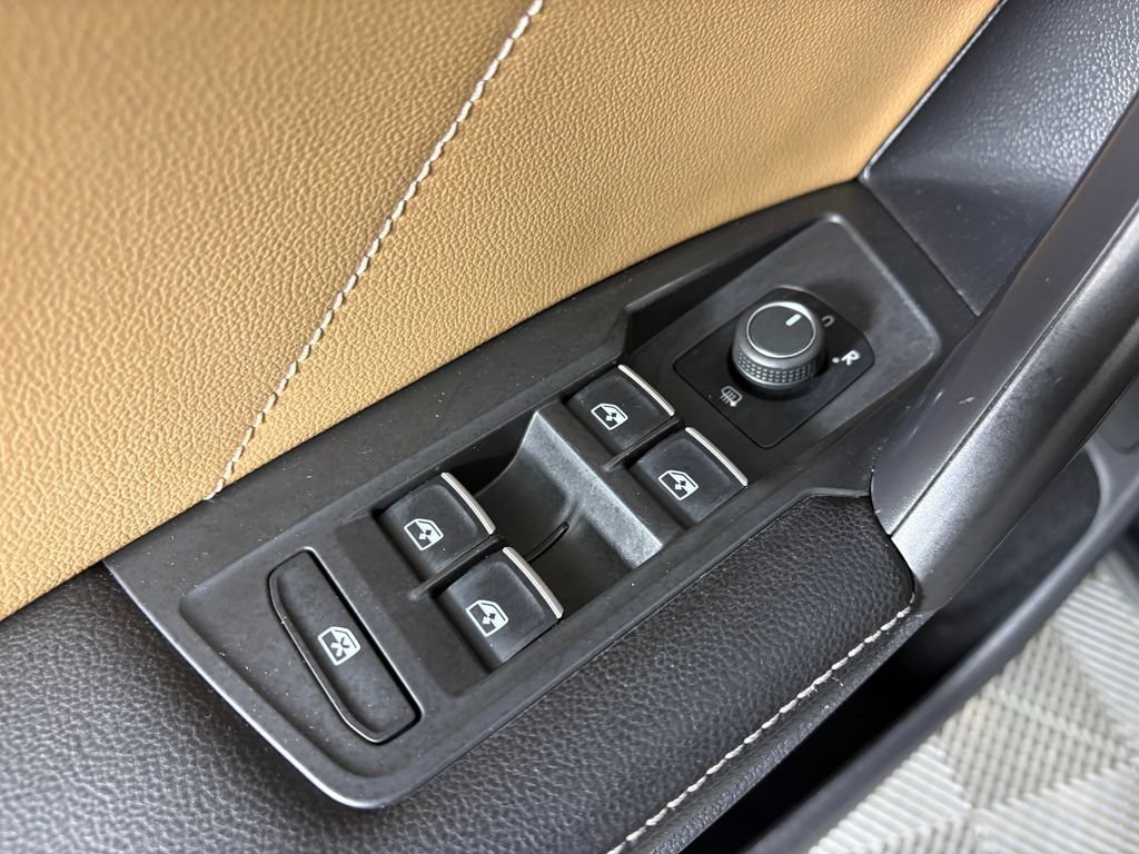 Used 2022 Volkswagen Tiguan SE w/ Panoramic Sunroof Package AWD/4WD image 13