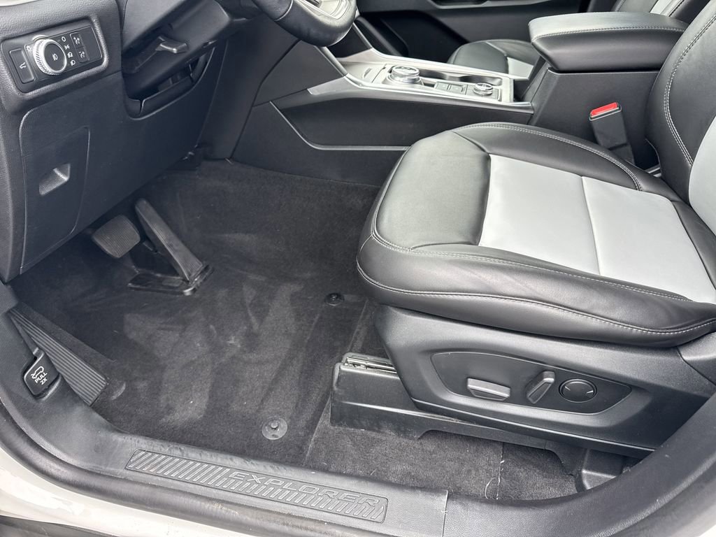 Certified 2022 Ford Explorer XLT w/ Equipment Group 202A image 16