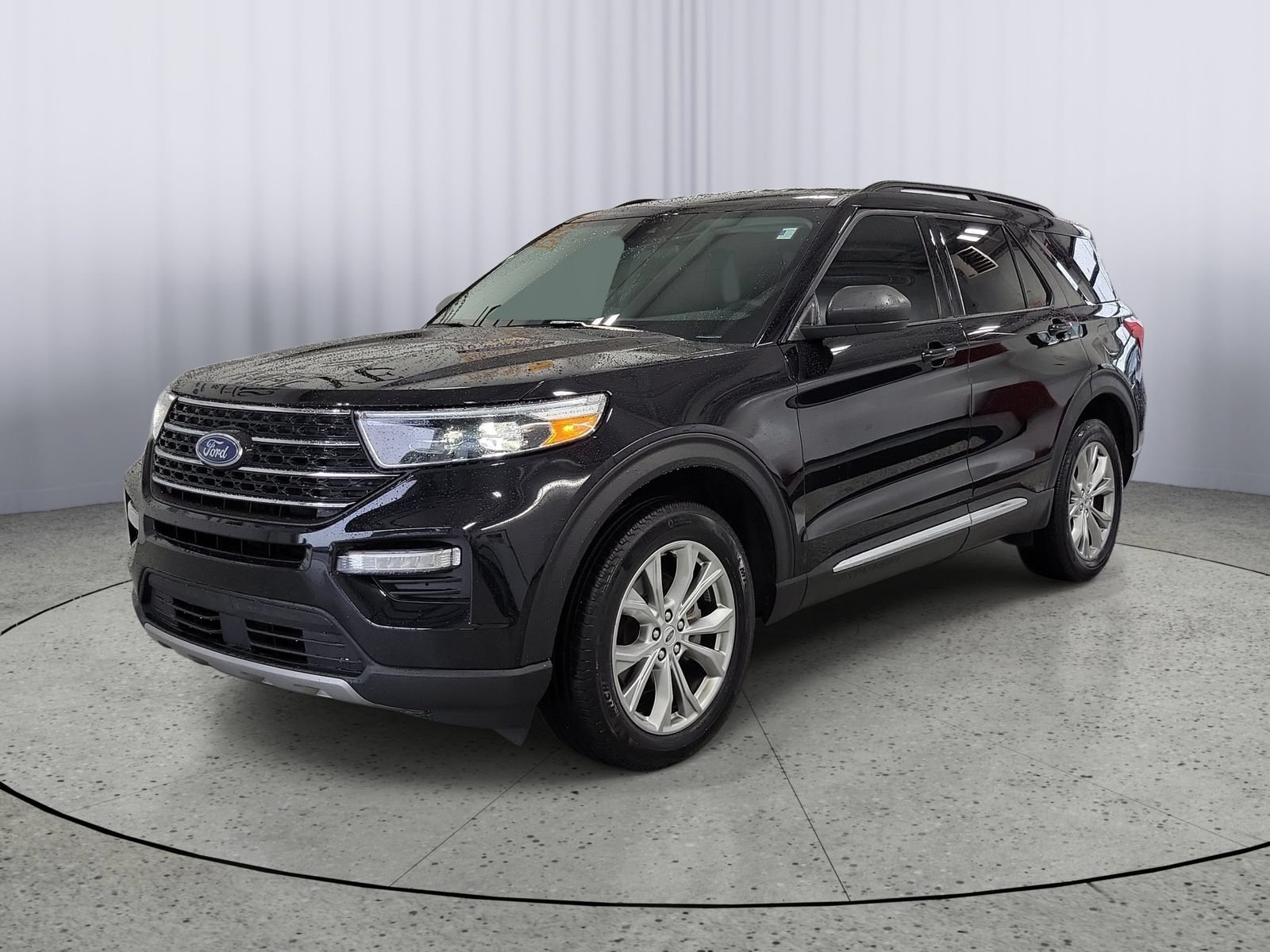 Certified 2024 Ford Explorer XLT w/ Equipment Group 202A AWD/4WD image 4