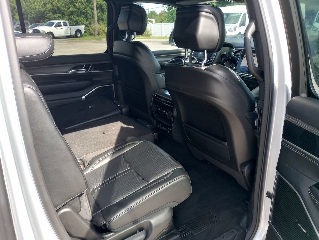 Used 2024 Jeep Wagoneer L Series II w/ Flexible Seating Group AWD/4WD image 11
