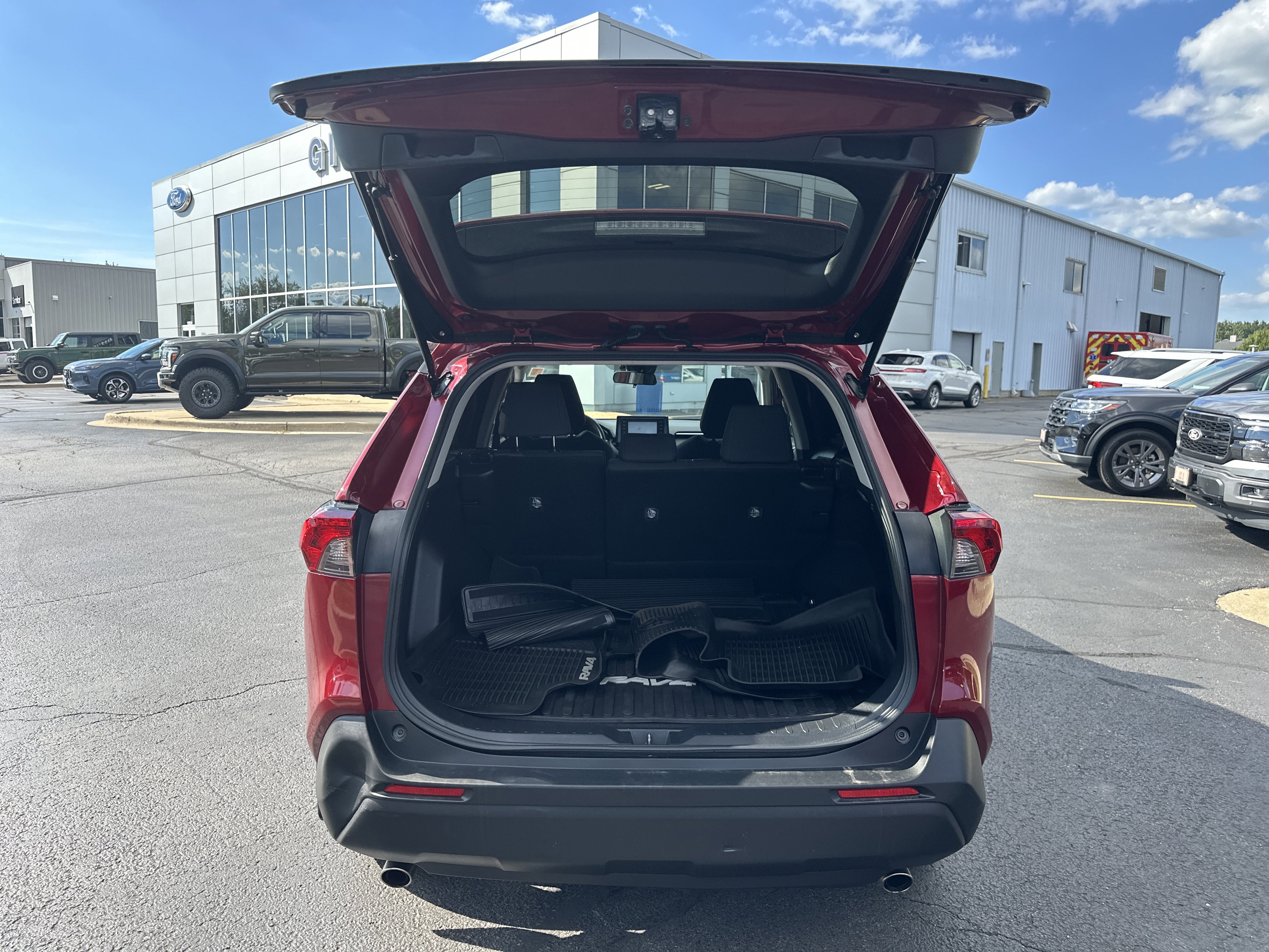 Used 2021 Toyota RAV4 LE image 9