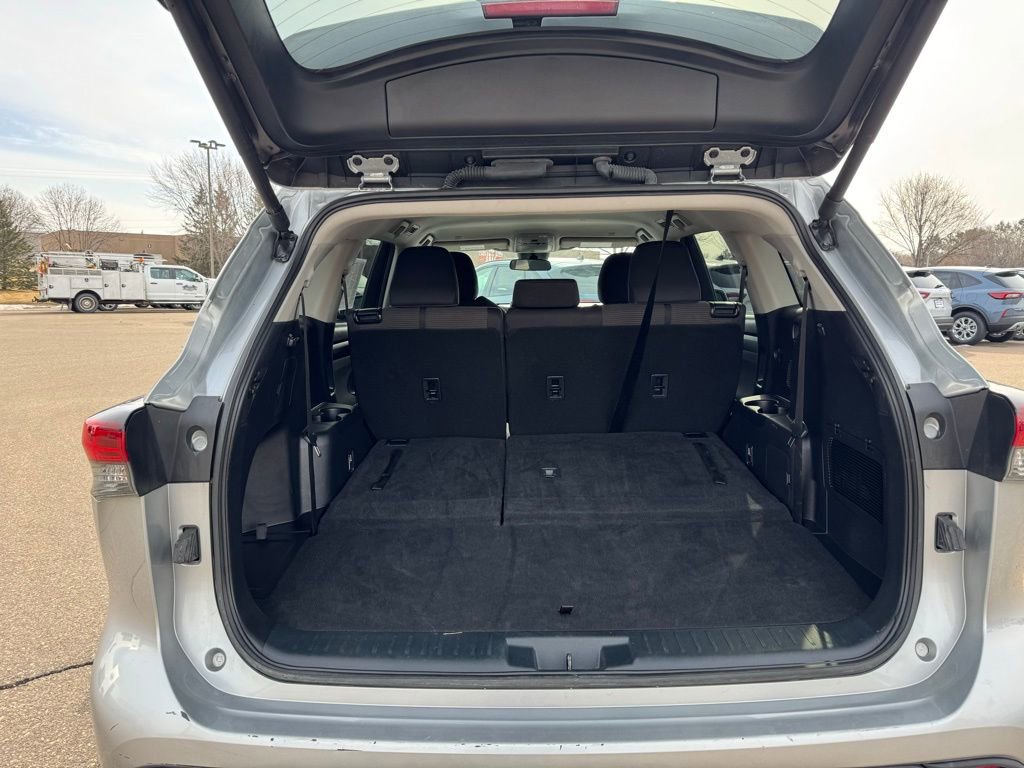 Used 2024 Toyota Highlander LE image 7
