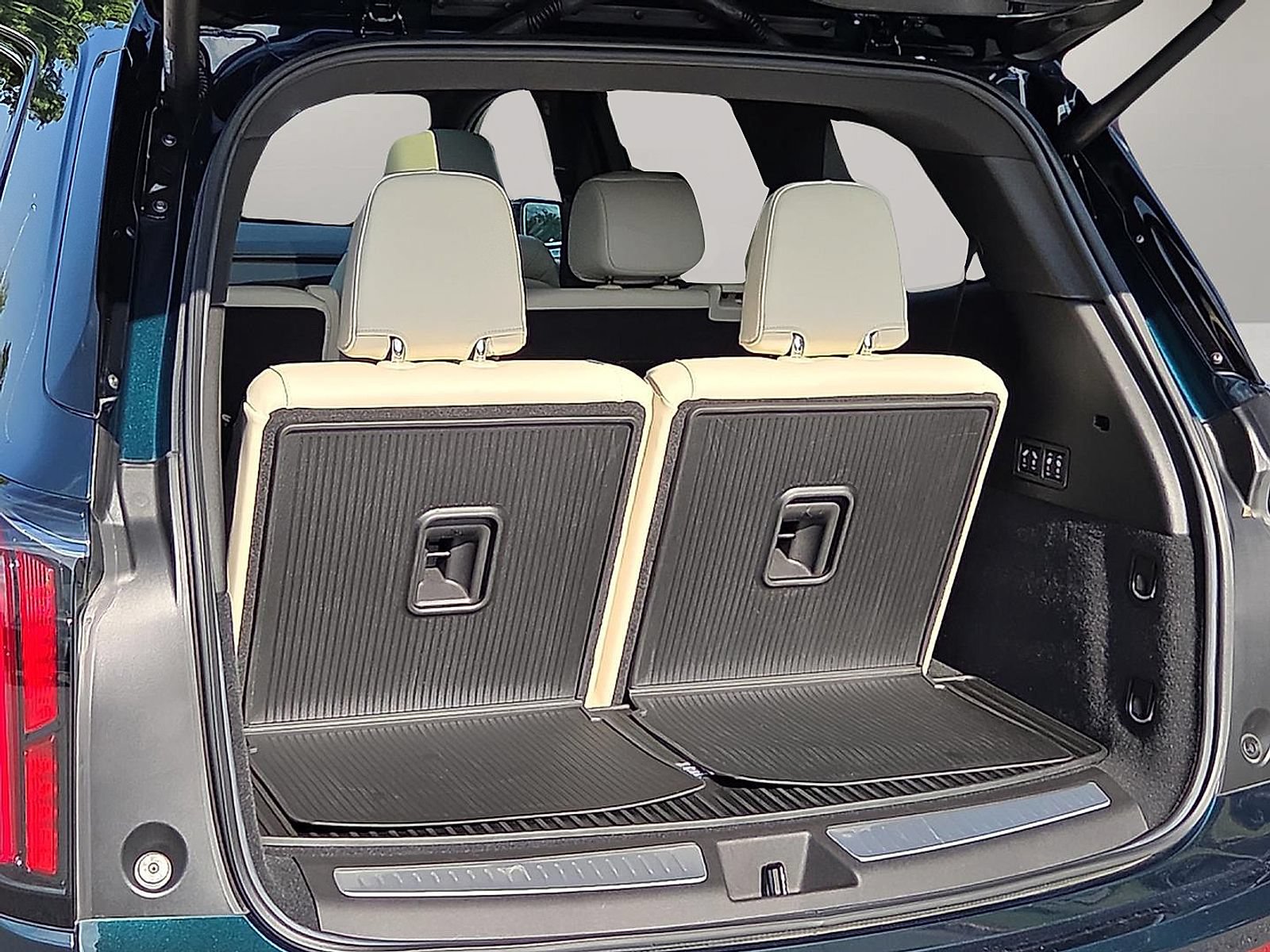 Used 2024 Cadillac XT6 Sport w/ Technology Package AWD/4WD image 8