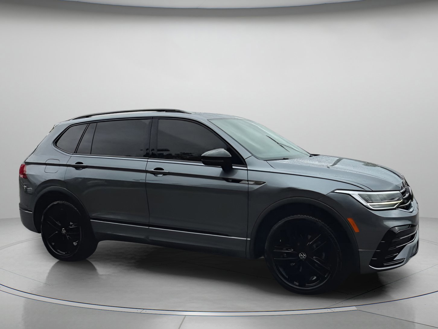 Used 2022 Volkswagen Tiguan SE R-Line image 29