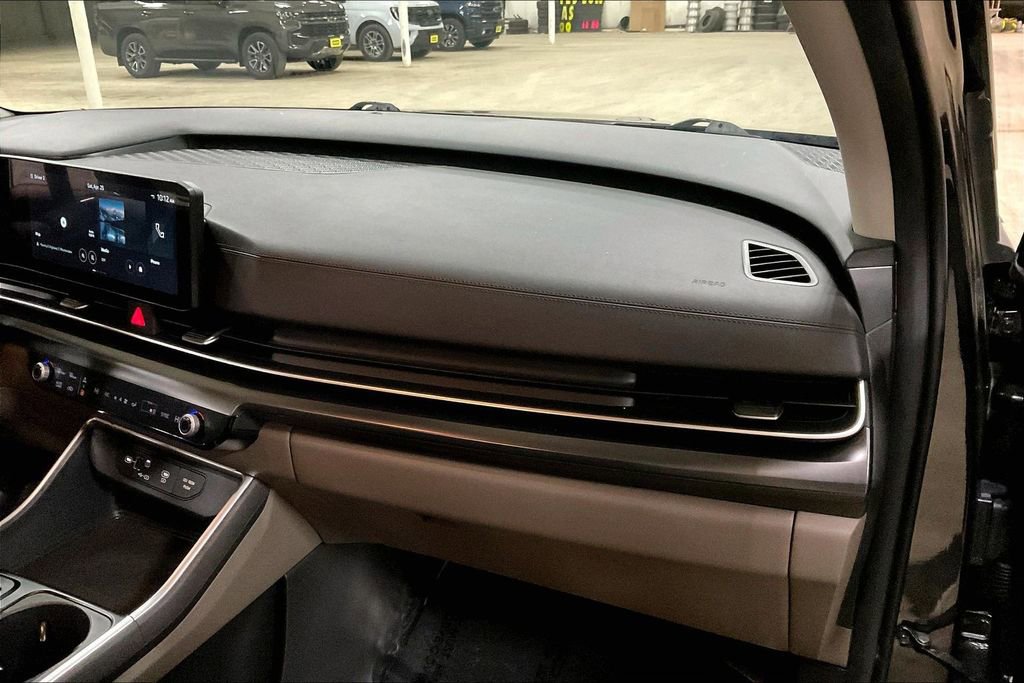Used 2025 Kia Carnival FWD image 15