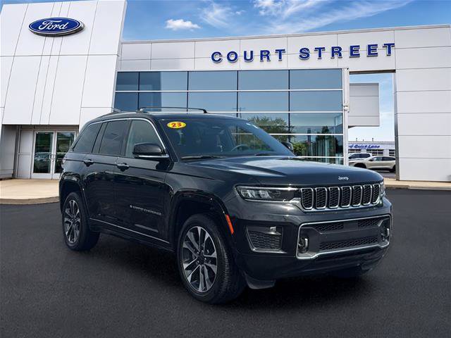 Used 2023 Jeep Grand Cherokee Overland w/ Luxury Tech Group IV AWD/4WD image 3