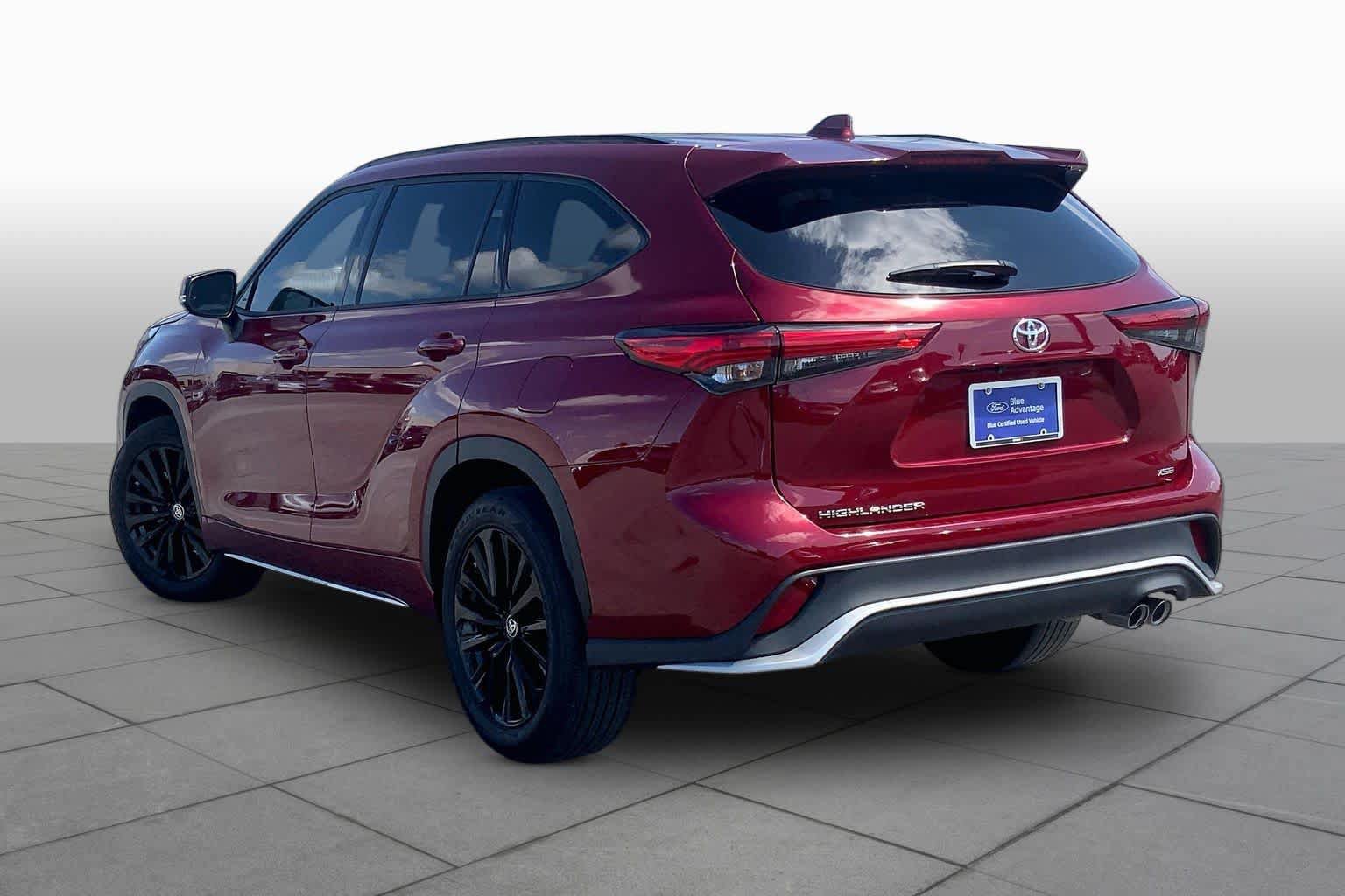 Used 2023 Toyota Highlander XSE FWD image 12