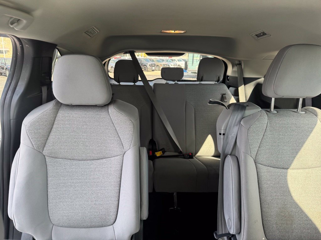 Used 2025 Toyota Sienna LE FWD image 9