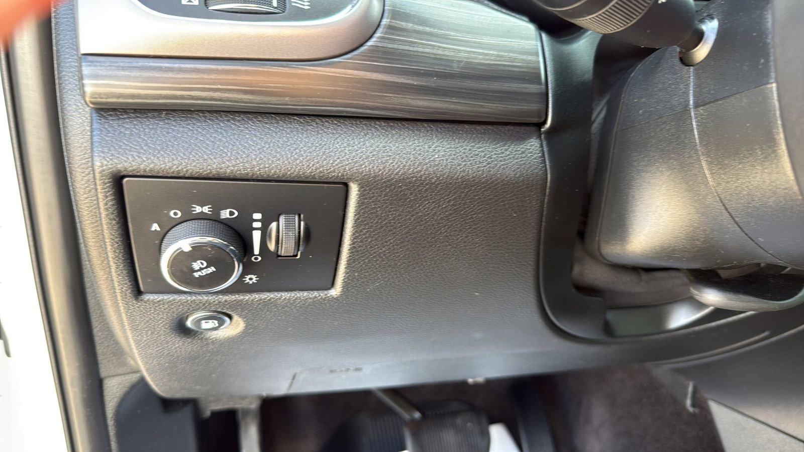Used 2019 Jeep Grand Cherokee Laredo AWD/4WD image 17