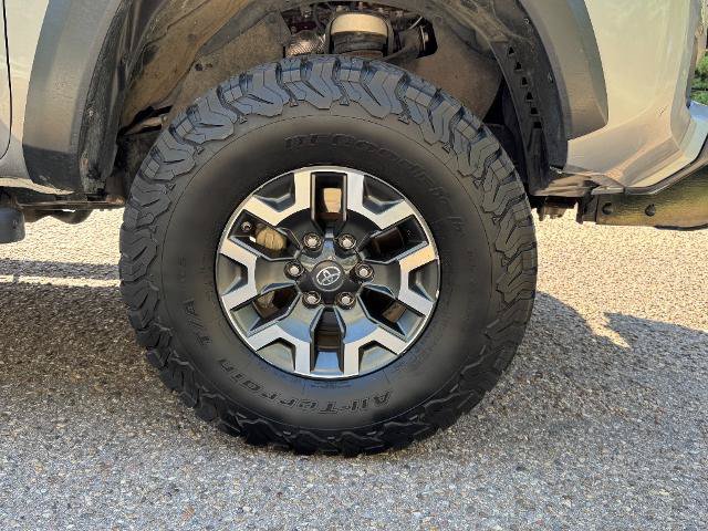Used 2021 Toyota Tacoma TRD Off-Road w/ Technology Package AWD/4WD image 4