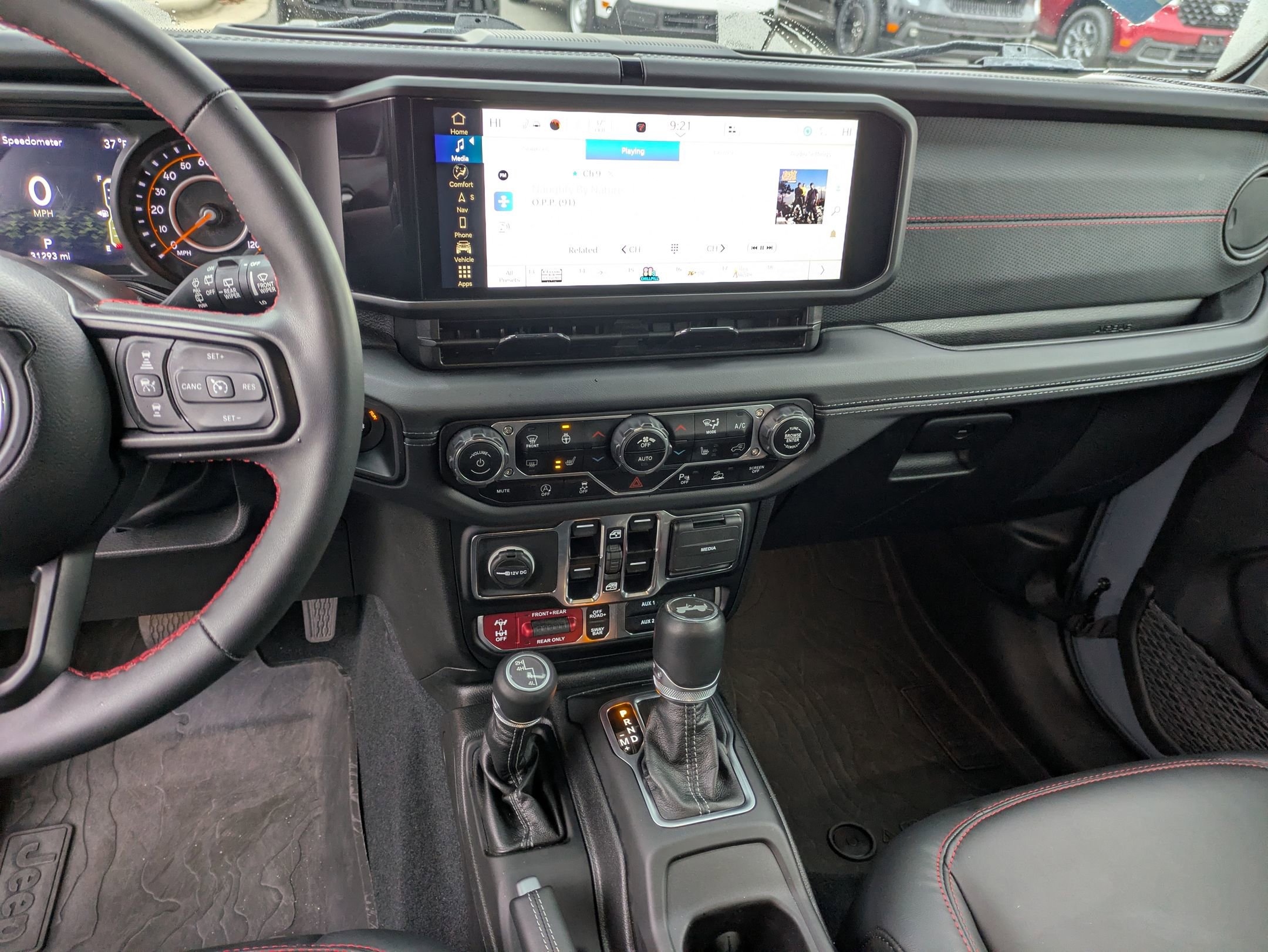 Used 2024 Jeep Wrangler Unlimited Rubicon w/ Technology Group image 23