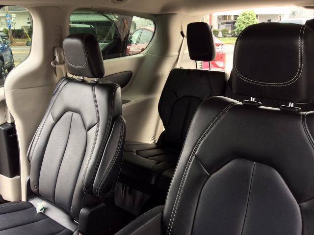 Used 2024 Chrysler Pacifica Touring-L image 14