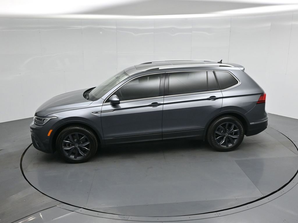 Used 2023 Volkswagen Tiguan SE w/ Panoramic Sunroof Package image 23