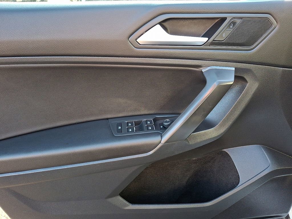 Used 2021 Volkswagen Tiguan SE image 11