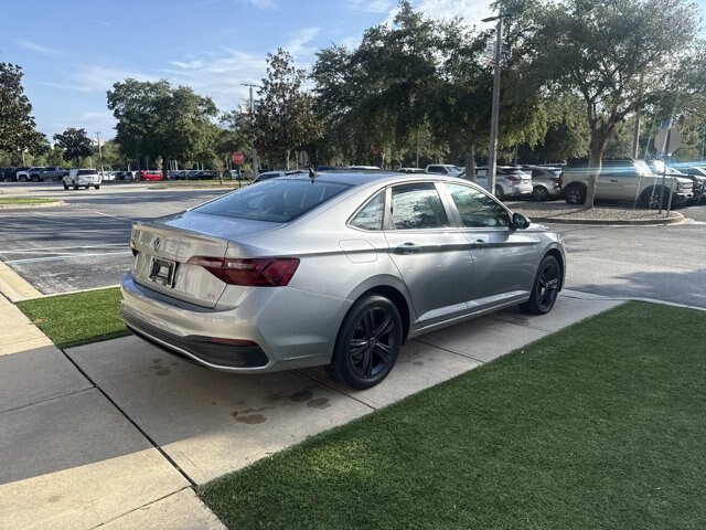 Used 2023 Volkswagen Jetta SE w/ Panoramic Sunroof Package FWD image 3