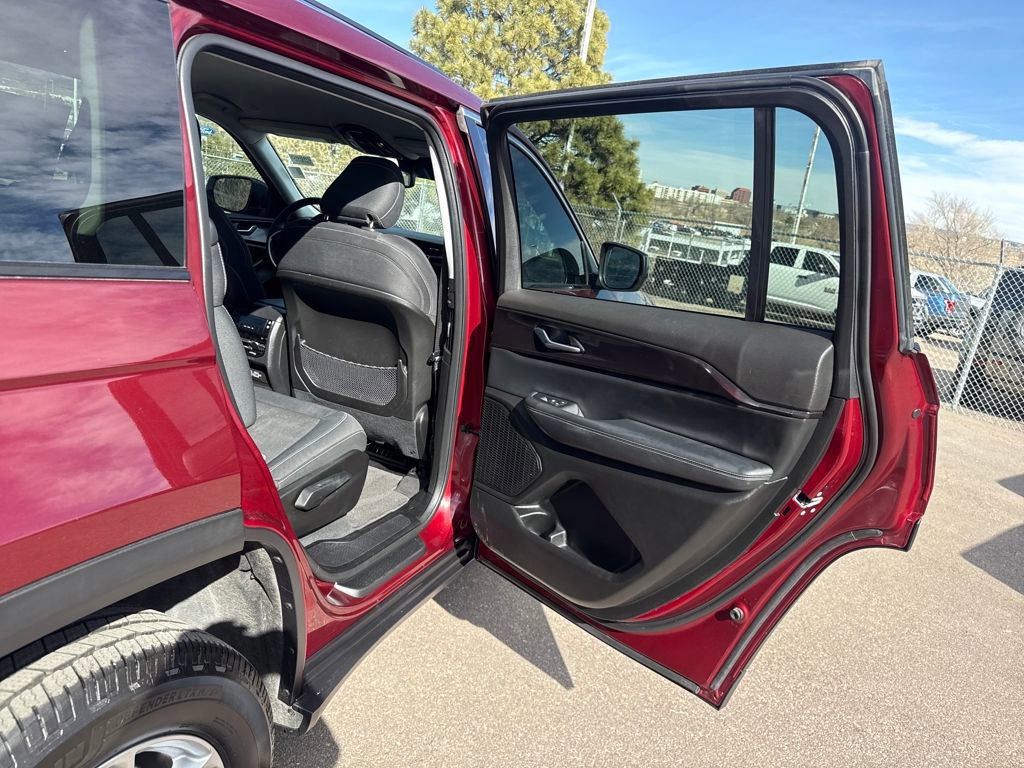 Used 2023 Jeep Grand Cherokee L Laredo image 27