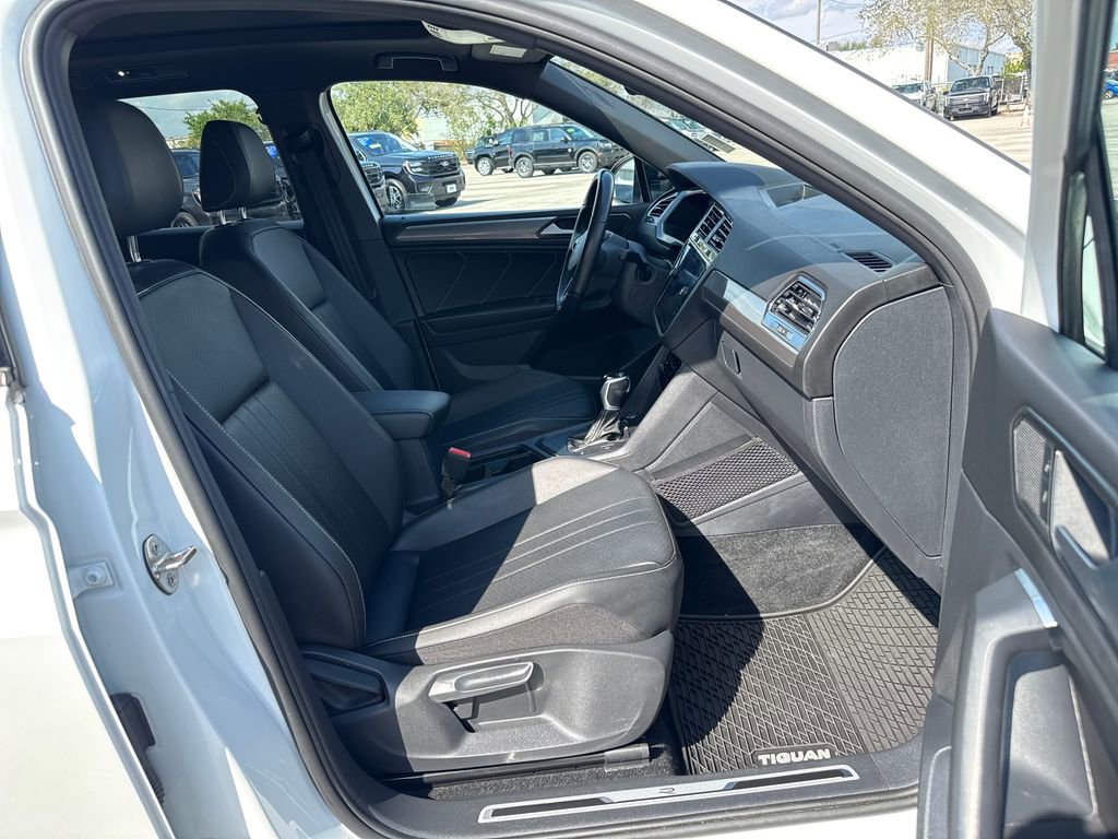 Used 2023 Volkswagen Tiguan SE R-Line image 25