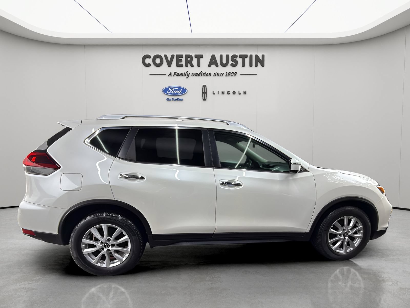 Used 2018 Nissan Rogue SV w/ Premium Package FWD image 6