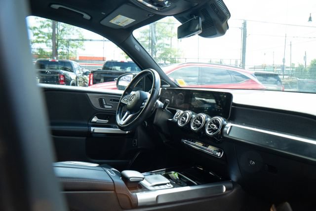 Used 2021 Mercedes-Benz GLB 250 4MATIC w/ Premium Package image 27