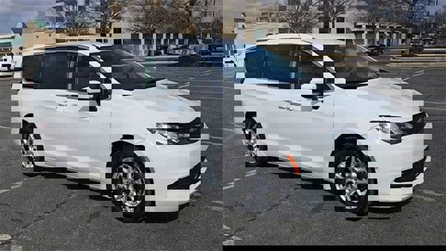 Used 2022 Chrysler Voyager LX image 8