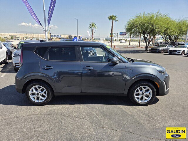 Used 2025 Kia Soul LX w/ LX Technology Package FWD image 8