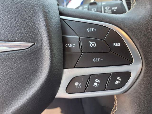 Used 2025 Chrysler Pacifica Select FWD image 8