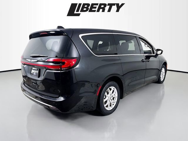 Used 2023 Chrysler Pacifica Touring-L image 5
