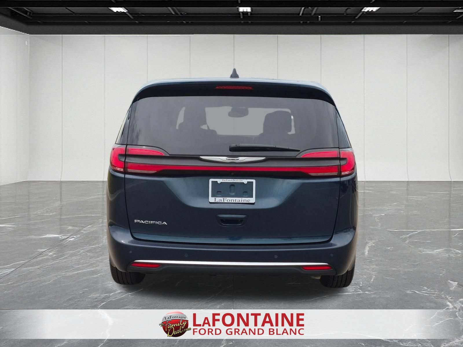 Used 2023 Chrysler Pacifica Touring-L FWD image 4