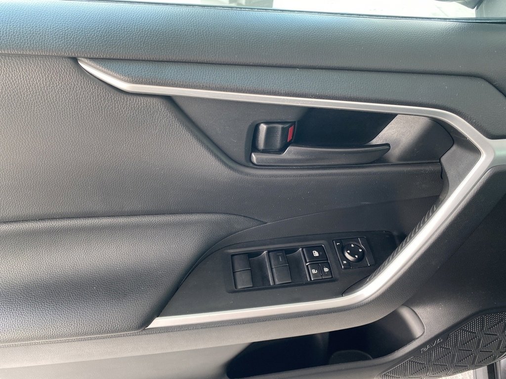 Used 2023 Toyota RAV4 LE image 9