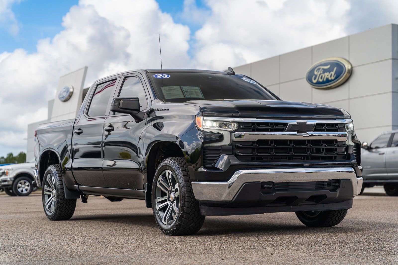 Used 2023 Chevrolet Silverado 1500 LT AWD/4WD image 1