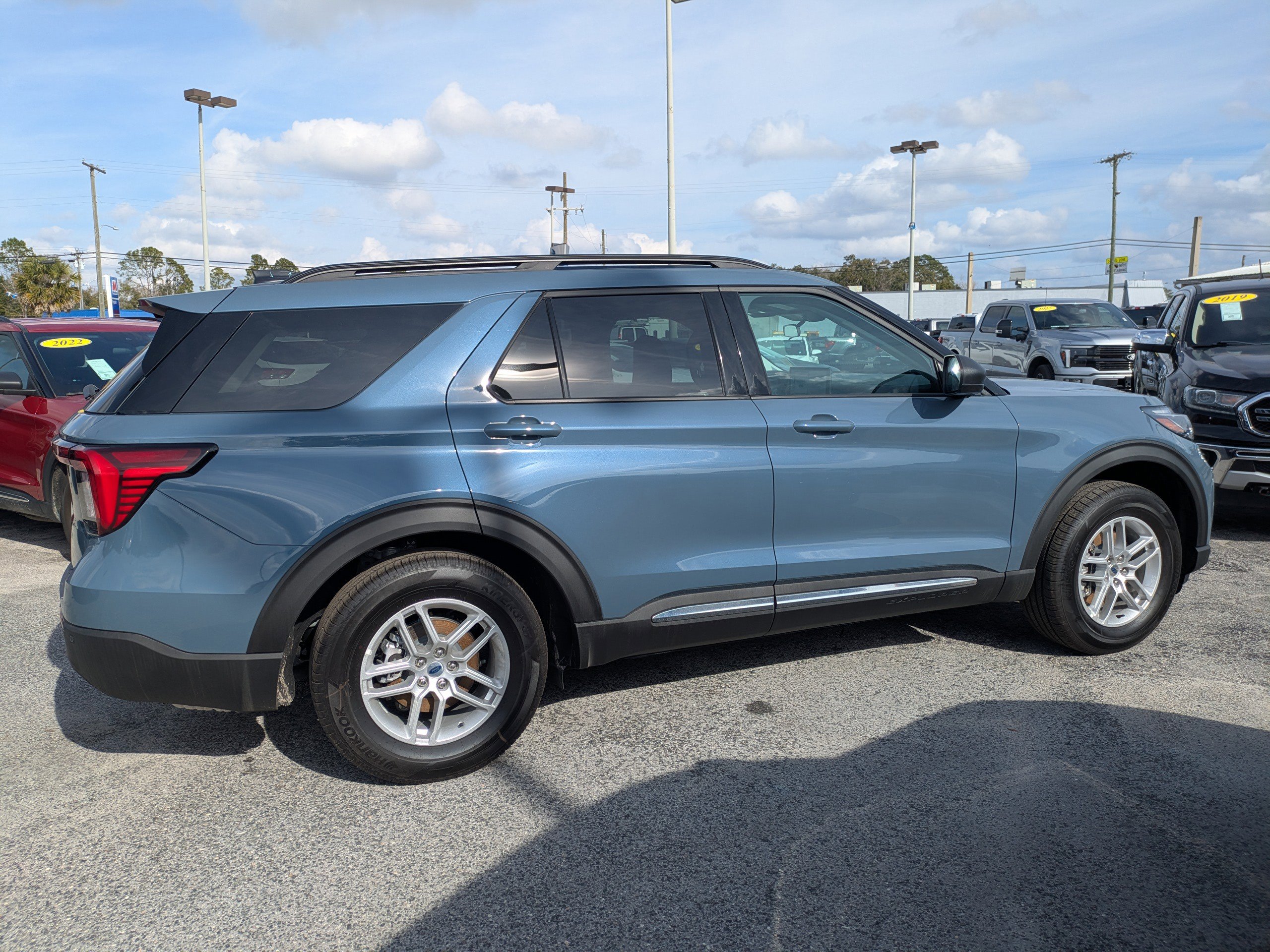 Certified 2025 Ford Explorer Active RWD image 3