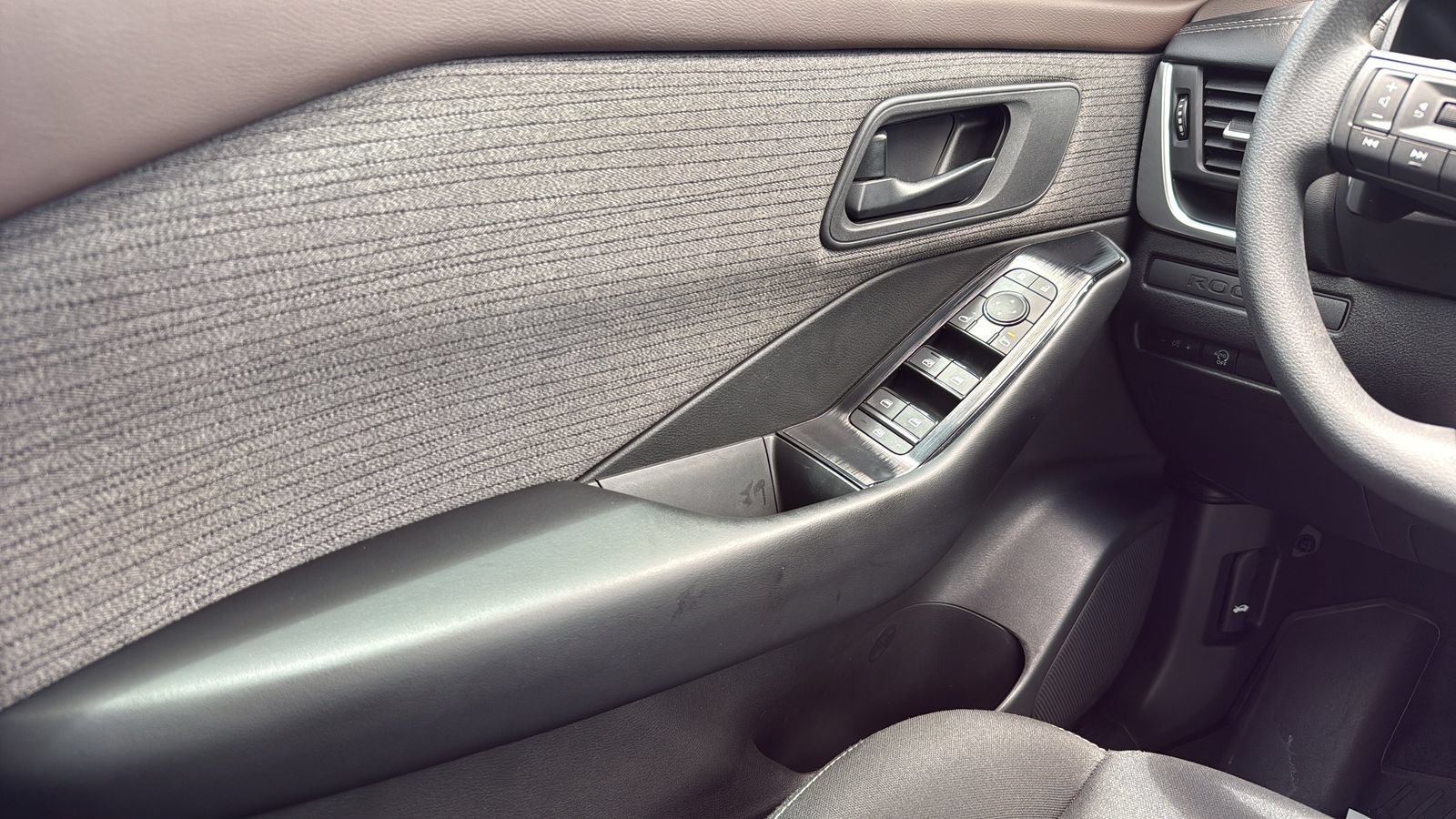 Used 2023 Nissan Rogue S FWD image 10