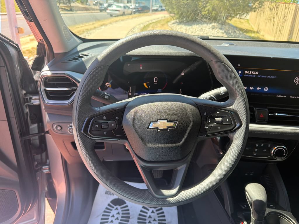 Used 2025 Chevrolet TrailBlazer LT AWD/4WD image 16