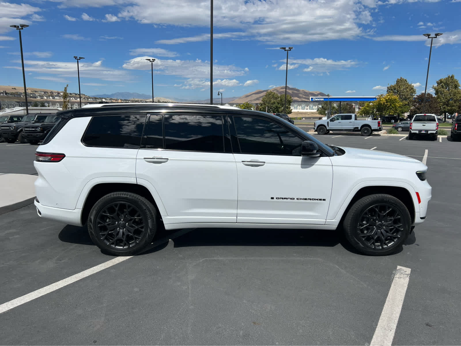 Used 2023 Jeep Grand Cherokee L Summit w/ Advanced Protech Group IV AWD/4WD image 6